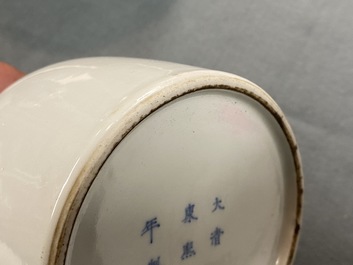 Un vase en porcelaine de Chine en bleu et blanc &agrave; d&eacute;cor d'un ph&eacute;nix, 19/20&egrave;me